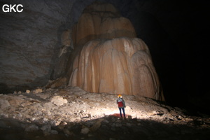 Grotte résurgence de Yanzidong 燕子洞 (Xiantang 羡塘镇, Huishui 惠水, Guizhou 贵州省, Qiannan 黔南, Chine 中国).