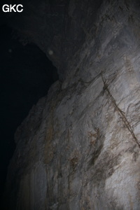 Restes d'équipements fixes en bambou des cueilleurs de nids d'hirondelles. Grotte résurgence de Yanzidong 燕子洞 (Xiantang 羡塘镇, Huishui 惠水, Guizhou 贵州省, Qiannan 黔南, Chine 中国).