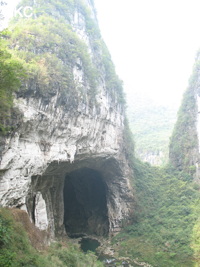 Le porche amont de la grotte-tunnel de Qilongdong 骑龙洞, (Xiantang 羡塘镇, Huishui 惠水, Guizhou 贵州省, Qiannan 黔南, Chine 中国).