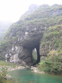 Le porche aval de la grotte-tunnel de Qilongdong 骑龙洞 (Xiantang 羡塘镇, Huishui 惠水, Guizhou 贵州省, Qiannan 黔南, Chine 中国).