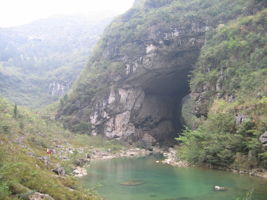 Le porche aval de la grotte-tunnel de Qilongdong 骑龙洞 (Xiantang 羡塘镇, Huishui 惠水, Guizhou 贵州省, Qiannan 黔南, Chine 中国).