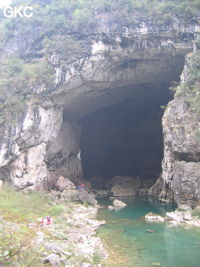 Le porche aval de la grotte-tunnel de Qilongdong 骑龙洞 (Xiantang 羡塘镇, Huishui 惠水, Guizhou 贵州省, Qiannan 黔南, Chine 中国).