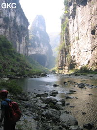 Le porche amont de la grotte-tunnel de Qilongdong 骑龙洞, vu de la résurgence de Yanzidong 燕子洞 (Xiantang 羡塘镇, Huishui 惠水, Guizhou 贵州省, Qiannan 黔南, Chine 中国).