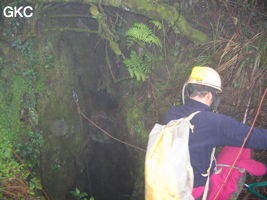 Jean Pierre Barbary au puits d'entrée de la grotte de Meidongwan 煤洞湾 (réseau de Mawangdong 麻王洞. (Fuyuan, Zheng'an, Zunyi, Guizhou)