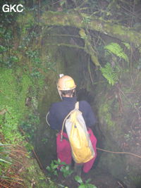 Jean Pierre Barbary au puits d'entrée de la grotte de Meidongwan 煤洞湾 (réseau de Mawangdong 麻王洞. (Fuyuan, Zheng'an, Zunyi, Guizhou)