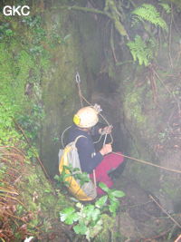 Jean Pierre Barbary au puits d'entrée de la grotte de Meidongwan 煤洞湾 (réseau de Mawangdong 麻王洞. (Fuyuan, Zheng'an, Zunyi, Guizhou)