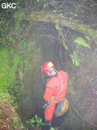 Philippe Aubert au puits d'entrée de la grotte de Meidongwan 煤洞湾 (réseau de Mawangdong 麻王洞. (Fuyan 桴焉, Zheng'an 正安, Zunyi Shi 遵义市, Guizhou 贵州省, Chine)