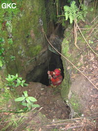 Jean Luc Moudoud au puits d'entrée de la grotte de Meidongwan 煤洞湾 réseau de Mawangdong 麻王洞. (Fuyan 桴焉, Zheng'an 正安, Zunyi Shi 遵义市, Guizhou 贵州省, Chine)