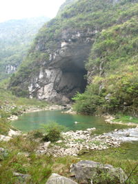 Le porche aval de la grotte-tunnel de Qilongdong 骑龙洞 (Xiantang 羡塘镇, Huishui 惠水, Guizhou 贵州省, Qiannan 黔南, Chine 中国).