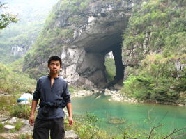 Le porche aval de la grotte-tunnel de Qilongdong 骑龙洞 (Xiantang 羡塘镇, Huishui 惠水, Guizhou 贵州省, Qiannan 黔南, Chine 中国).