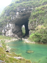 Le porche aval de la grotte-tunnel de Qilongdong 骑龙洞 (Xiantang 羡塘镇, Huishui 惠水, Guizhou 贵州省, Qiannan 黔南, Chine 中国).