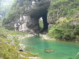 Le porche aval de la grotte-tunnel de Qilongdong 骑龙洞 (Xiantang 羡塘镇, Huishui 惠水, Guizhou 贵州省, Qiannan 黔南, Chine 中国).