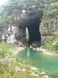 Le porche aval de la grotte-tunnel de Qilongdong 骑龙洞 (Xiantang 羡塘镇, Huishui 惠水, Guizhou 贵州省, Qiannan 黔南, Chine 中国).