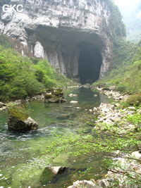 Le porche amont de la grotte-tunnel de Qilongdong 骑龙洞 (Xiantang 羡塘镇, Huishui 惠水, Guizhou 贵州省, Qiannan 黔南, Chine 中国).