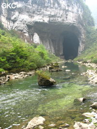 Le porche amont de la grotte-tunnel de Qilongdong 骑龙洞 (Xiantang 羡塘镇, Huishui 惠水, Guizhou 贵州省, Qiannan 黔南, Chine 中国).