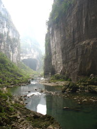 Le porche amont de la grotte-tunnel de Qilongdong 骑龙洞, vu de la résurgence de Yanzidong 燕子洞 (Xiantang 羡塘镇, Huishui 惠水, Guizhou 贵州省, Qiannan 黔南, Chine 中国).