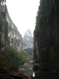 Le porche amont de la grotte-tunnel de Qilongdong 骑龙洞, vu de la résurgence de Yanzidong 燕子洞 (Xiantang 羡塘镇, Huishui 惠水, Guizhou 贵州省, Qiannan 黔南, Chine 中国).