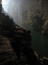 Miroir de faille en rive droite, Grotte résurgence de Yanzidong 燕子洞 (Xiantang 羡塘镇, Huishui 惠水, Guizhou 贵州省, Qiannan 黔南, Chine 中国).