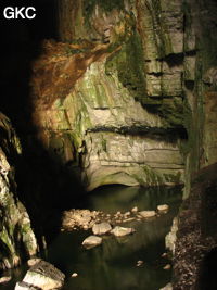 Grotte résurgence de Yanzidong 燕子洞 (Xiantang 羡塘镇, Huishui 惠水, Guizhou 贵州省, Qiannan 黔南, Chine 中国).