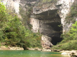 Le porche d'entrée de la grotte-perte de Wengdaxiadong 翁达下洞 (Xiantang 羡塘镇, Huishui 惠水, Guizhou 贵州省, Qiannan 黔南, Chine 中国).