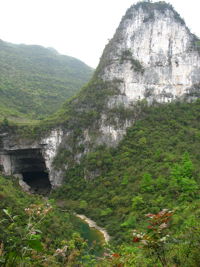 Le porche d'entrée de la grotte-perte de Wengdaxiadong 翁达下洞 (Xiantang 羡塘镇, Huishui 惠水, Guizhou 贵州省, Qiannan 黔南, Chine 中国).