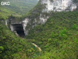 Le porche d'entrée de la grotte-perte de Wengdaxiadong 翁达下洞 (Xiantang 羡塘镇, Huishui 惠水, Guizhou 贵州省, Qiannan 黔南, Chine 中国).