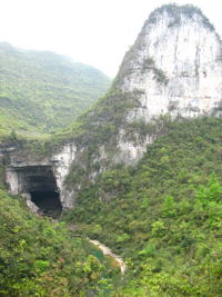 Le porche d'entrée de la grotte-perte de Wengdaxiadong 翁达下洞 (Xiantang 羡塘镇, Huishui 惠水, Guizhou 贵州省, Qiannan 黔南, Chine 中国).