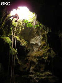 Le puits d'entrée (12 m) de la grotte de Tiaoshuidong 挑水洞 (Xiantang, Huishui 惠水, Qiannan, Guizhou)