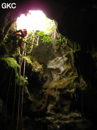 Le puits d'entrée (12 m) de la grotte de Tiaoshuidong 挑水洞 (Xiantang, Huishui 惠水, Qiannan, Guizhou)