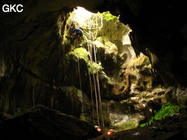 Le puits d'entrée (12 m) de la grotte de Tiaoshuidong 挑水洞 (Xiantang, Huishui 惠水, Qiannan, Guizhou)