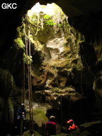 Le puits d'entrée (12 m) de la grotte de Tiaoshuidong 挑水洞 (Xiantang, Huishui 惠水, Qiannan, Guizhou)