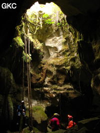 Le puits d'entrée (12 m) de la grotte de Tiaoshuidong 挑水洞 (Xiantang, Huishui 惠水, Qiannan, Guizhou)