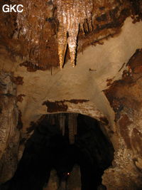 Quelques rares stalagmites et stalactites ornent la galerie principale de la grotte de Tiaoshuidong 挑水洞 (Xiantang, Huishui 惠水, Qiannan, Guizhou)