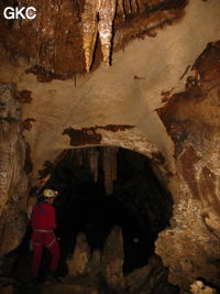 Quelques rares stalagmites et stalactites ornent la galerie principale de la grotte de Tiaoshuidong 挑水洞 (Xiantang, Huishui 惠水, Qiannan, Guizhou)