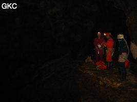 Carlos Placido, Philippe Aubert, Jean Luc Moudoud (droite à gauche) topographient la grotte de Tiaoshuidong 挑水洞 (Xiantang, Huishui 惠水, Qiannan, Guizhou)