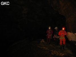 Philippe Aubert, Carlos Placido, Jean Luc Moudoud (droite à gauche) topographient la grotte de Tiaoshuidong 挑水洞 (Xiantang, Huishui 惠水, Qiannan, Guizhou)