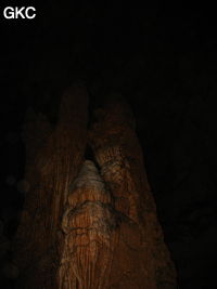 Quelques rares stalagmites et stalactites ornent la galerie principale de la grotte de Tiaoshuidong 挑水洞 (Xiantang, Huishui 惠水, Qiannan, Guizhou)