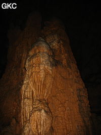 Quelques rares stalagmites massives ornent la galerie principale de la grotte de Tiaoshuidong 挑水洞 (Xiantang, Huishui 惠水, Qiannan, Guizhou)