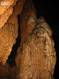 Quelques rares stalagmites massives ornent la galerie principale de la grotte de Tiaoshuidong 挑水洞 (Xiantang, Huishui 惠水, Qiannan, Guizhou)