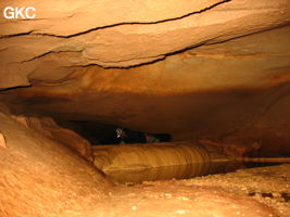 Carlos Placido  dans les passages bas et aquatique de la grotte de Tiaoshuidong 挑水洞 (Xiantang, Huishui 惠水, Qiannan, Guizhou)