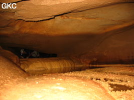 Carlos Placido  dans les passages bas et aquatique de la grotte de Tiaoshuidong 挑水洞 (Xiantang, Huishui 惠水, Qiannan, Guizhou)