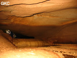 Carlos Placido  dans les passages bas et aquatique de la grotte de Tiaoshuidong 挑水洞 (Xiantang, Huishui 惠水, Qiannan, Guizhou)