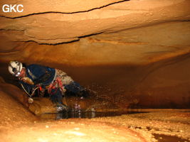 Carlos Placido  dans les passages bas et aquatique de la grotte de Tiaoshuidong 挑水洞 (Xiantang, Huishui 惠水, Qiannan, Guizhou)