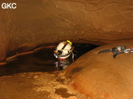 Carlos Placido  dans les passages bas et aquatique de la grotte de Tiaoshuidong 挑水洞 (Xiantang, Huishui 惠水, Qiannan, Guizhou)