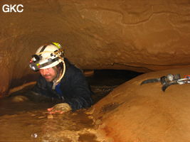 Carlos Placido  dans les passages bas et aquatique de la grotte de Tiaoshuidong 挑水洞 (Xiantang, Huishui 惠水, Qiannan, Guizhou)