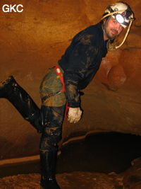 Carlos Placido, essorage et vidage des bottes après les passages bas et aquatiques de la grotte de Tiaoshuidong 挑水洞 (Xiantang, Huishui 惠水, Qiannan, Guizhou)