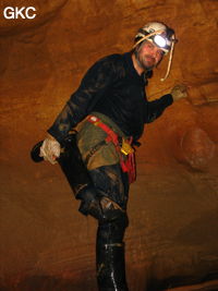 Carlos Placido, essorage et vidage des bottes après les passages bas et aquatiques de la grotte de Tiaoshuidong 挑水洞 (Xiantang, Huishui 惠水, Qiannan, Guizhou)