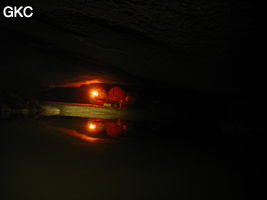 Philippe Aubert dans les passages bas et aquatiques de la grotte de Tiaoshuidong 挑水洞 (Xiantang, Huishui 惠水, Qiannan, Guizhou)