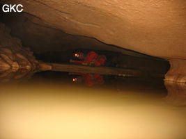 Philippe Aubert dans les passages bas et aquatique de la grotte de Tiaoshuidong 挑水洞 (Xiantang, Huishui 惠水, Qiannan, Guizhou)