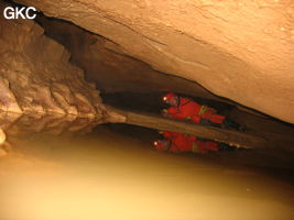 Philippe Aubert dans les passages bas et aquatiques de la grotte de Tiaoshuidong 挑水洞 (Xiantang, Huishui 惠水, Qiannan, Guizhou)